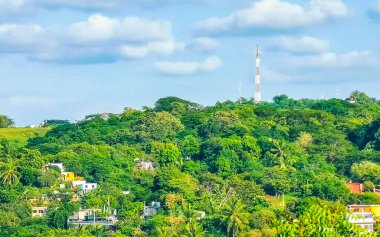 Güzel şehir ve deniz manzarası manzarası ve Zicatela Puerto Escondido Oaxaca Meksika manzarası.