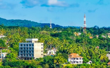 Güzel şehir ve deniz manzarası manzarası ve Zicatela Puerto Escondido Oaxaca Meksika manzarası.