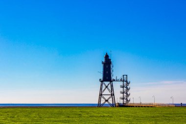 Dorum Wurster Kuzey Denizi kıyısındaki Wursten Cuxhaven Aşağı Saksonya Almanya 'sındaki Kara Deniz feneri Kulesi Wadden Denizi manzarasındaki Obererversand.