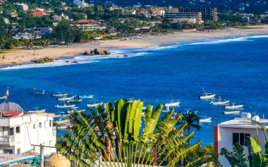 Güzel şehir ve deniz manzarası manzarası ve Zicatela Puerto Escondido Oaxaca Meksika manzarası.