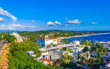 Güzel şehir ve deniz manzarası manzarası ve Zicatela Puerto Escondido Oaxaca Meksika manzarası.