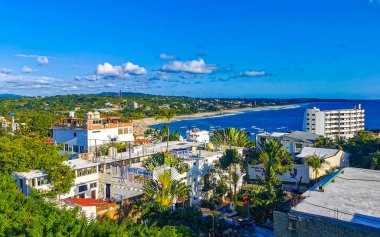 Güzel şehir ve deniz manzarası manzarası ve Zicatela Puerto Escondido Oaxaca Meksika manzarası.