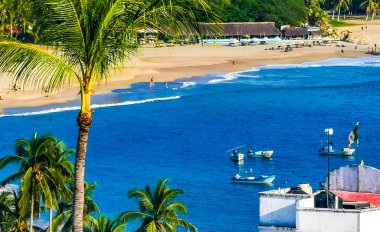 Güzel şehir ve deniz manzarası manzarası ve Zicatela Puerto Escondido Oaxaca Meksika manzarası.
