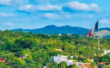 Güzel şehir ve deniz manzarası manzarası ve Zicatela Puerto Escondido Oaxaca Meksika manzarası.