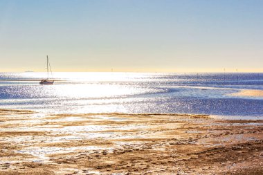 Dorum Wurster Kuzey Denizi kıyısı Wursten Cuxhaven Aşağı Saksonya Almanya 'sında güzel deniz çamurlu düzlükleri ve gelgit düzlükleri..