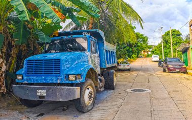 Porto Escondido zicatela Oaxaca Meksika 'da çeşitli Meksika kamyonları kargo taşıma araçları.