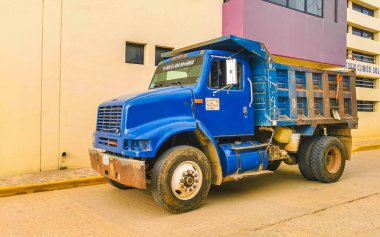 Porto Escondido zicatela Oaxaca Meksika 'da çeşitli Meksika kamyonları kargo taşıma araçları.