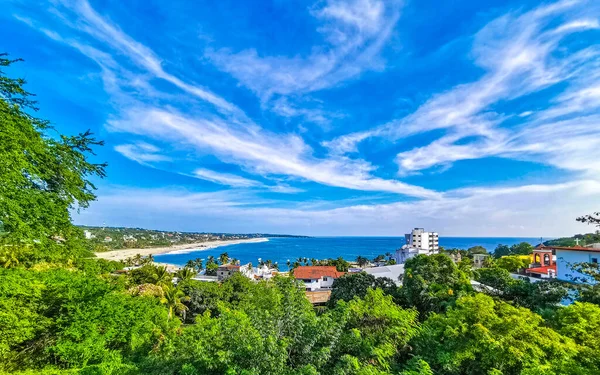 Güzel şehir ve deniz manzarası manzarası ve Zicatela Puerto Escondido Oaxaca Meksika manzarası.