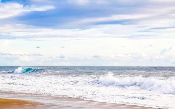 Plaża Piasek Niebieski Woda Skały Klify Ogromne Fale Surfer Plaży — Zdjęcie stockowe