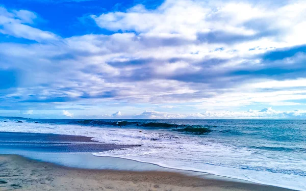 Plaża Piasek Niebieski Woda Skały Klify Ogromne Fale Surfer Plaży — Zdjęcie stockowe