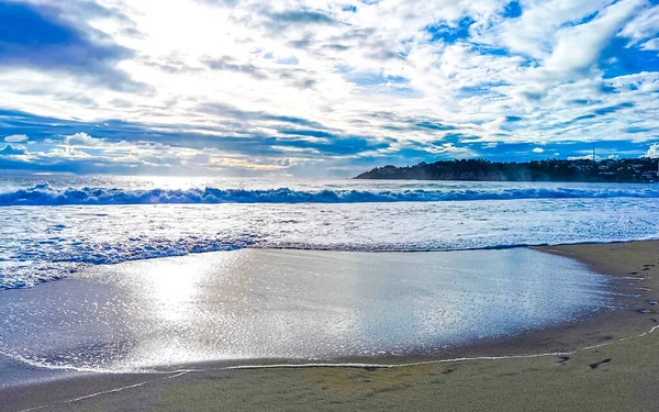 Біч Піщані Блакитні Скелі Водою Величезні Серфінгістські Хвилі Пляжі Пуерто — стокове фото