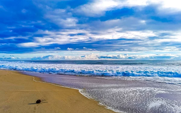 墨西哥奥萨卡港海滩沙滩上的沙滩上的蓝色岩石悬崖和巨大的冲浪浪涌 — 图库照片