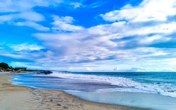 墨西哥奥萨卡港海滩沙滩上的沙滩上的蓝色岩石悬崖和巨大的冲浪浪涌 — 图库照片