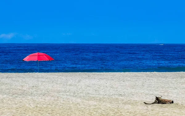Солнечный Зонтик Волнах Ветра Пляжный Песок Zicatela Puerto Escondido Oaxaca — стоковое фото