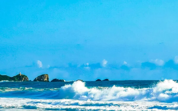 Playa Arena Azul Agua Rocas Acantilados Enormes Olas Surfistas Playa — Foto de Stock