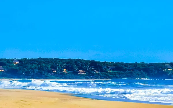 Spiaggia Sabbia Blu Acqua Scogliere Grandi Onde Surfiste Sulla Spiaggia — Foto Stock