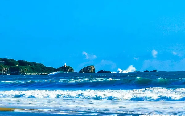 Playa Arena Azul Agua Rocas Acantilados Enormes Olas Surfistas Playa — Foto de Stock