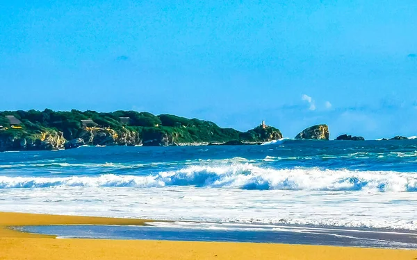 Strand Zand Blauw Water Rotsen Kliffen Enorme Grote Surfer Golven — Stockfoto