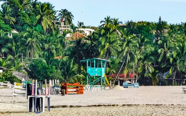 墨西哥Zicatela Puerto Escondido Oaxaca海滩上的海滨度假酒店 棕榈树人正在用阳伞遮阳伞和日光浴 — 图库照片