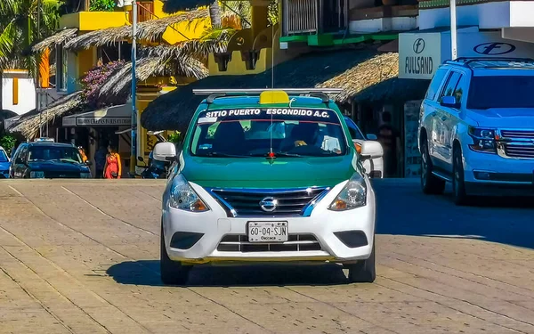 プエルトエスコンディドジカテラオアハカのカラフルな緑のターコイズブルーのオレンジタクシー車メキシコ — ストック写真