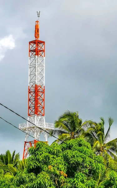 Torre Rossa Bianca Con Sfondo Blu Cielo Radiazioni Uccide Zicatela — Foto Stock
