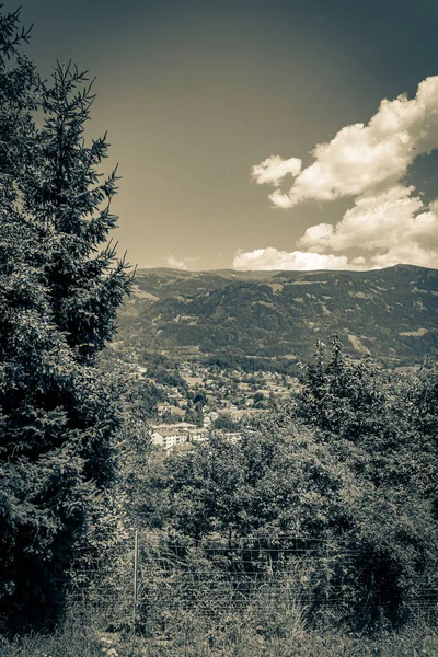 Černobílý Starý Obrázek Nádherné Zalesněné Horské Alpské Panorama Vesnicí Chatrčemi — Stock fotografie