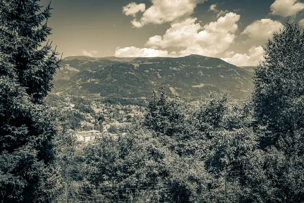 Černobílý Starý Obrázek Nádherné Zalesněné Horské Alpské Panorama Vesnicí Chatrčemi — Stock fotografie