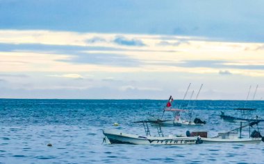Puerto Escondido 18. Ekim 2022 'de Porto Escondido Zicatela Oaxaca' daki tropikal Meksika plaj manzaralı yat iskelesi ve limanı..