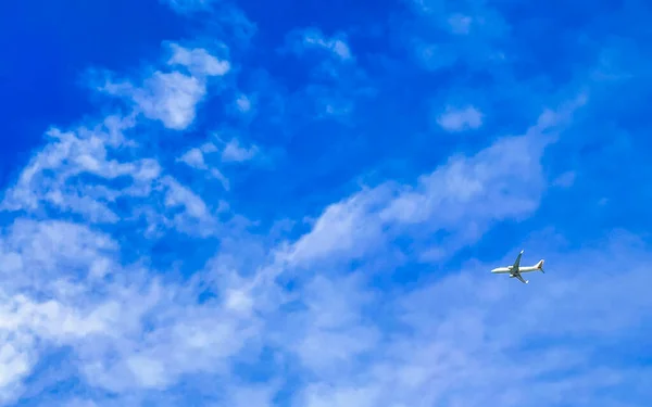 Letadlo Letící Modré Obloze Mraky Playa Del Carmen Quintana Roo — Stock fotografie
