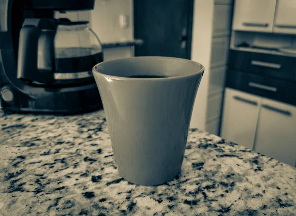 キッチンのテーブルの上にコーヒーマシンと赤いカップの古い黒と白の画像 アングラ レイス ブラジル — ストック写真