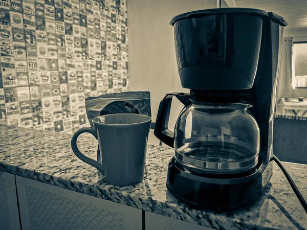 Altes Schwarz Weiß Bild Von Kaffeemaschine Und Roter Tasse Auf — Stockfoto