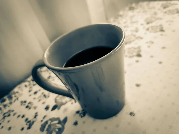 Altes Schwarz Weiß Bild Einer Roten Tasse Kaffee Auf Omas — Stockfoto