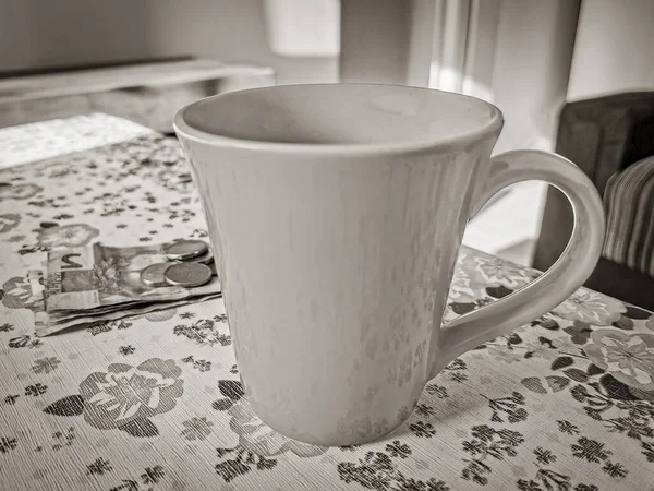 Παλιά Ασπρόμαυρη Φωτογραφία Κόκκινο Φλιτζάνι Καφέ Και Χρήματα Στο Τραπέζι — Φωτογραφία Αρχείου