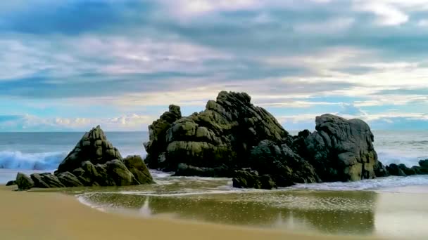 Ondas Surfista Enorme Enorme Extremamente Bonito Penhascos Pedras Pedregulhos Praia — Vídeo de Stock