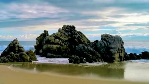 墨西哥埃斯科斯塔多瓦哈卡港海滩上美丽无比的巨浪巨浪冲刷着岩石 岩石和巨石 — 图库视频影像