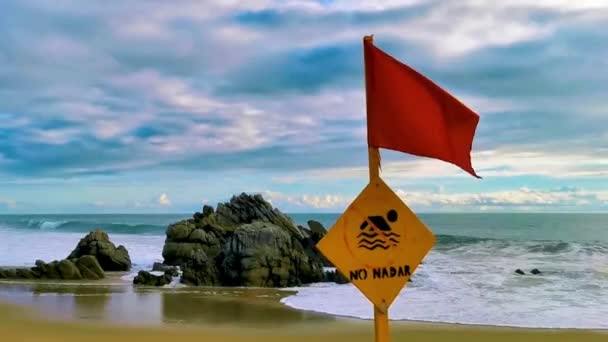 Rode Vlag Zwemmen Verboden Hoge Golven Zicatela Puerto Escondido Mexico — Stockvideo