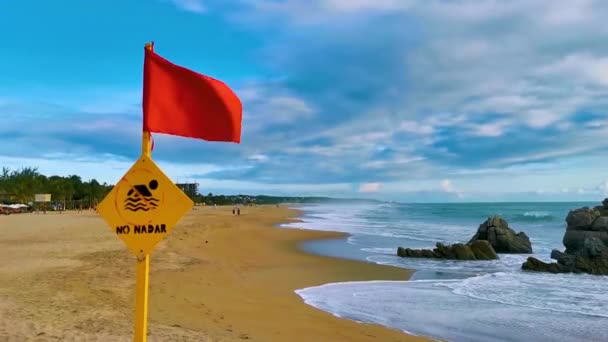 Červená Vlajka Plavání Zakázáno Vysoké Vlny Zicatela Puerto Escondido Mexiko — Stock video