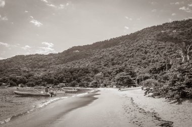 Angra dos Reis Rio de Janeiro Brezilya 'daki büyük tropikal ada Ilha Grande Abraao' nun eski siyah beyaz resmi.