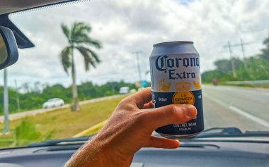 Corona Birası, Cancun Quintana Roo Mexico 'da araba kullanırken el ele tutuşur..