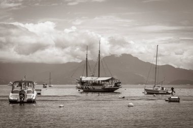 Abraao plajı Ilha Grande Angra dos Reis Rio de Janeiro Brezilya 'dan tekne ve gemilerin eski siyah beyaz resimleri..