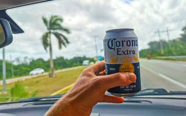 Корона Бір Може Бути Руці Під Час Водіння Автомобіля Канкун — стокове фото