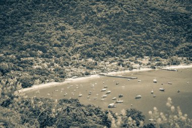 Büyük tropikal ada Ilha Grande Abraao plaj panorama insansız hava aracı Angra dos Reis Rio de Janeiro Brezilya.