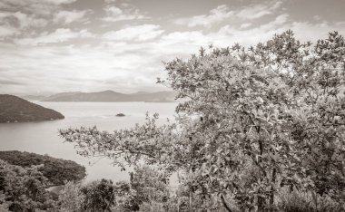 Büyük tropikal ada Ilha Grande Abraao plaj panorama insansız hava aracı Angra dos Reis Rio de Janeiro Brezilya.