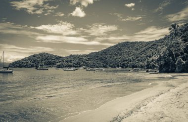 Praia da Julia Plajı 'nın eski siyah beyaz resmi. Julia Abraao Ilha Grande Angra dos Reis Rio de Janeiro Brezilya' da..