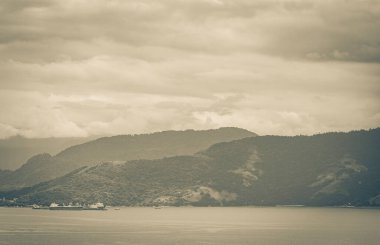 Abraaozinho 'dan büyük tropik ada Ilha Grande' nin Petrobras Angra dos Reis Brezilya Terminalinden insansız hava aracıyla çekilmiş eski siyah beyaz resmi..