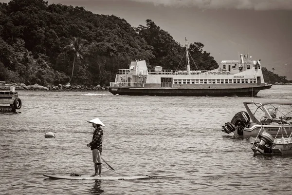 Ilha Grande 23 numara. Kasım 2020 Abraao plajı Ilha Grande Angra dos Reis Rio de Janeiro Brezilya 'dan tekne ve gemilerin eski siyah beyaz resimleri.