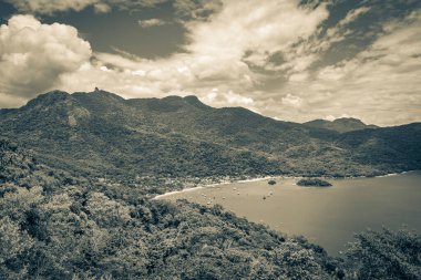 Büyük tropikal ada Ilha Grande Abraao plaj panorama insansız hava aracı Angra dos Reis Rio de Janeiro Brezilya.