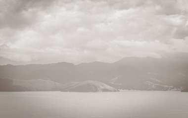 Gökyüzünden Portogalo Maciis Angra dos Reis Brazil 'e kadar İHA ile büyük tropik ada Ilha Grande üzerinde Abraaozinho' dan Panorama manzarasının eski siyah beyaz resmi