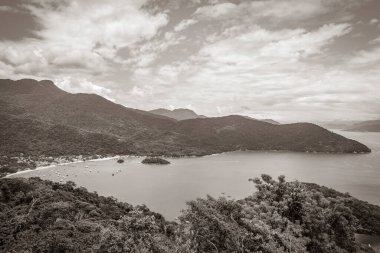 Büyük tropikal ada Ilha Grande Abraao plaj panorama insansız hava aracı Angra dos Reis Rio de Janeiro Brezilya.