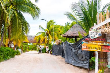 Quintana Roo Mexico 'daki güzel Holbox adasında kumlu yol yürüyüşü ve tropikal doğa manzarası.
